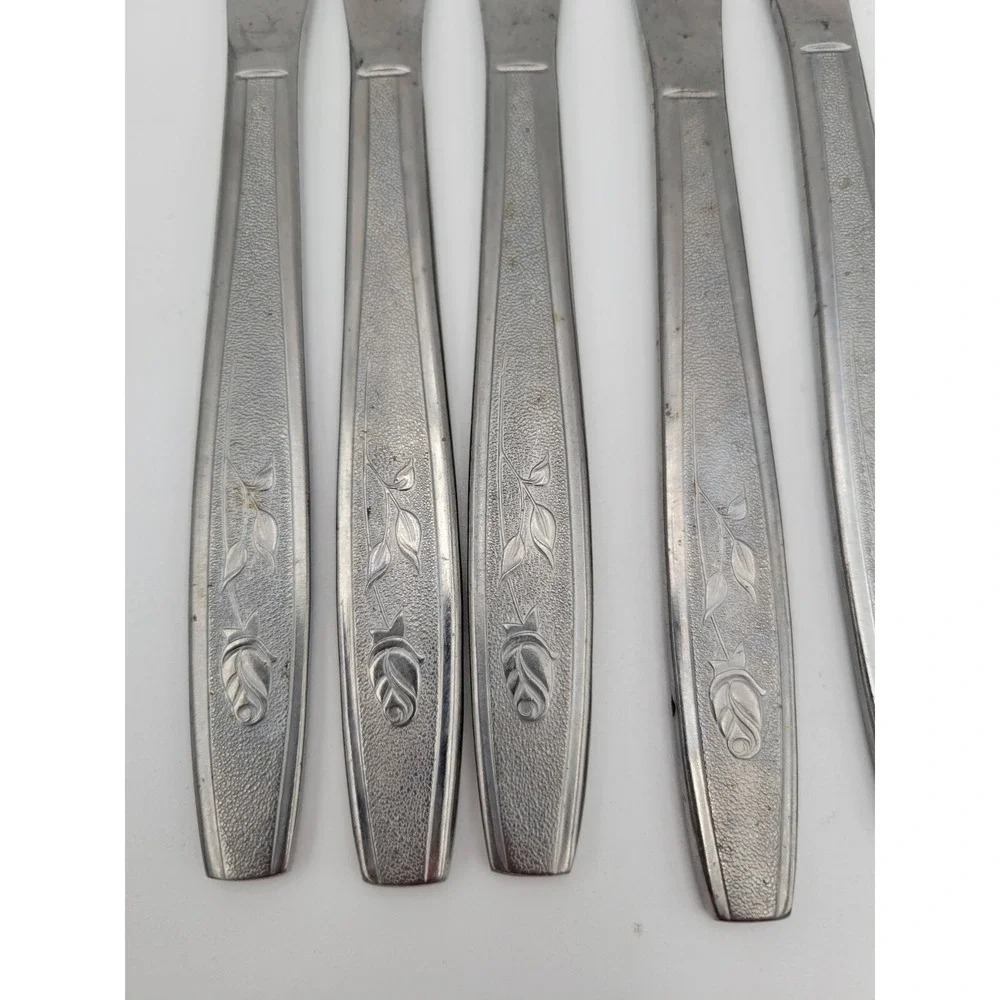 Lot of 14 Vintage Flatware Dinner‎ knives Unknown pattern Textured Rose bud